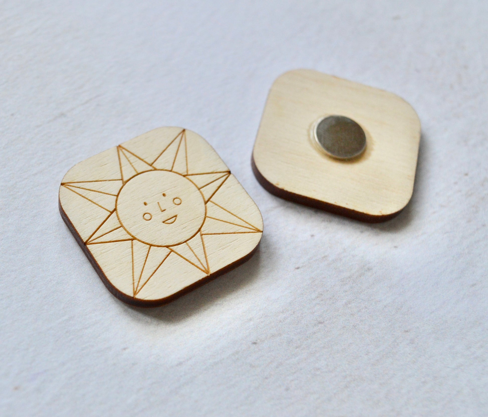 magnetic needle minder with a sunshine face design